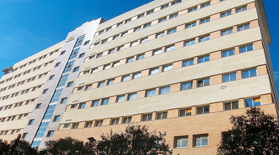 Estudio de aplacado y defectos de construcción en edificio de oficinas. Mediante la inspección visual, realización de calicatas y diversos ensayos
