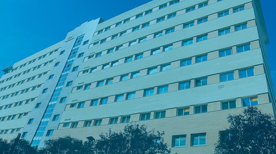 Estudio de aplacado y defectos de construcción en edificio de oficinas. Mediante la inspección visual, realización de calicatas y diversos ensayos
